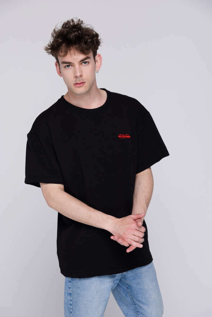 Reality hímzett oversize férfi póló (fekete)